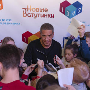 Звезда фильма «Такси» познакомился с жителями Новых Ватутинок Звезда фильма «Такси» познакомился с жителями Новых Ватутинок